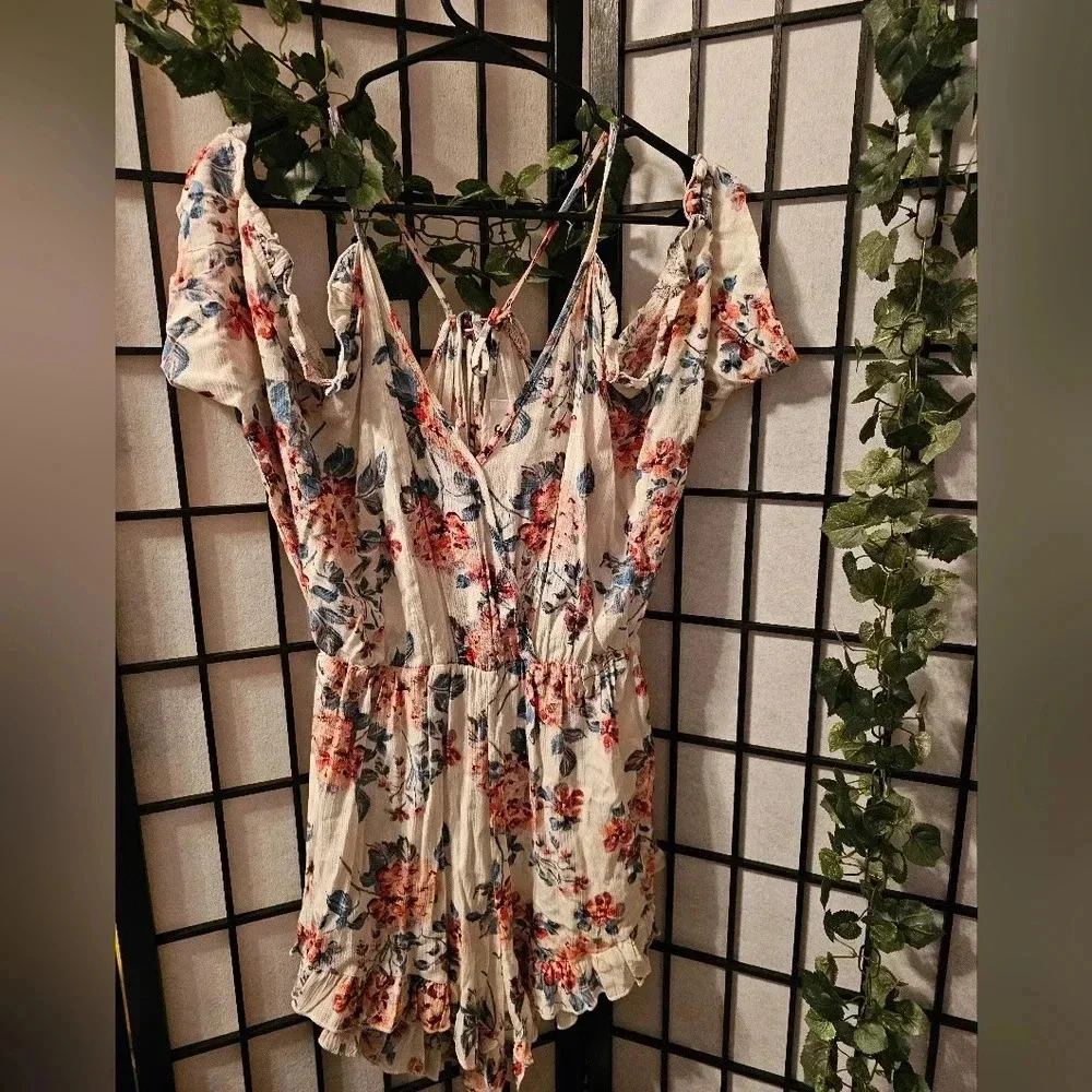 Floral open-shoulder romper‎